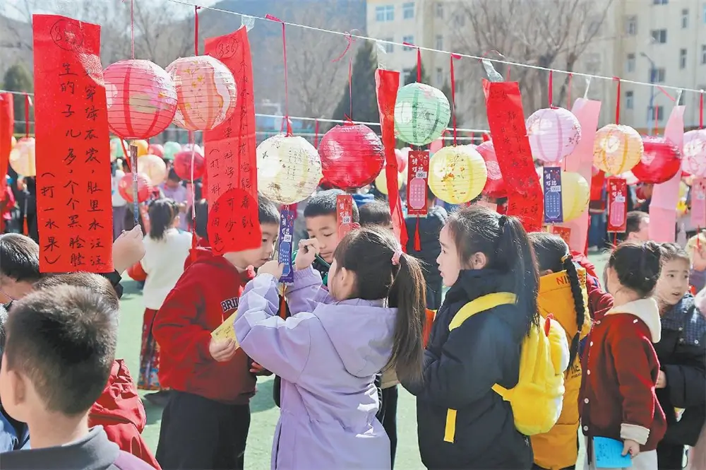 同学们在校园猜灯谜闹元宵。郑懿摄