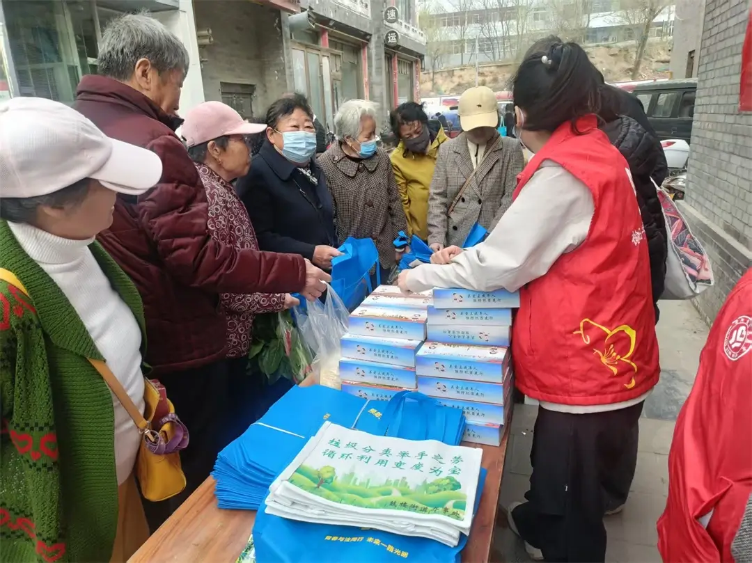 榆阳区鼓楼街道普惠泉社区在中赢广场开展了主题为 “倡导绿色生活新时尚 争做垃圾分类体验官” 的垃圾分类宣传活动