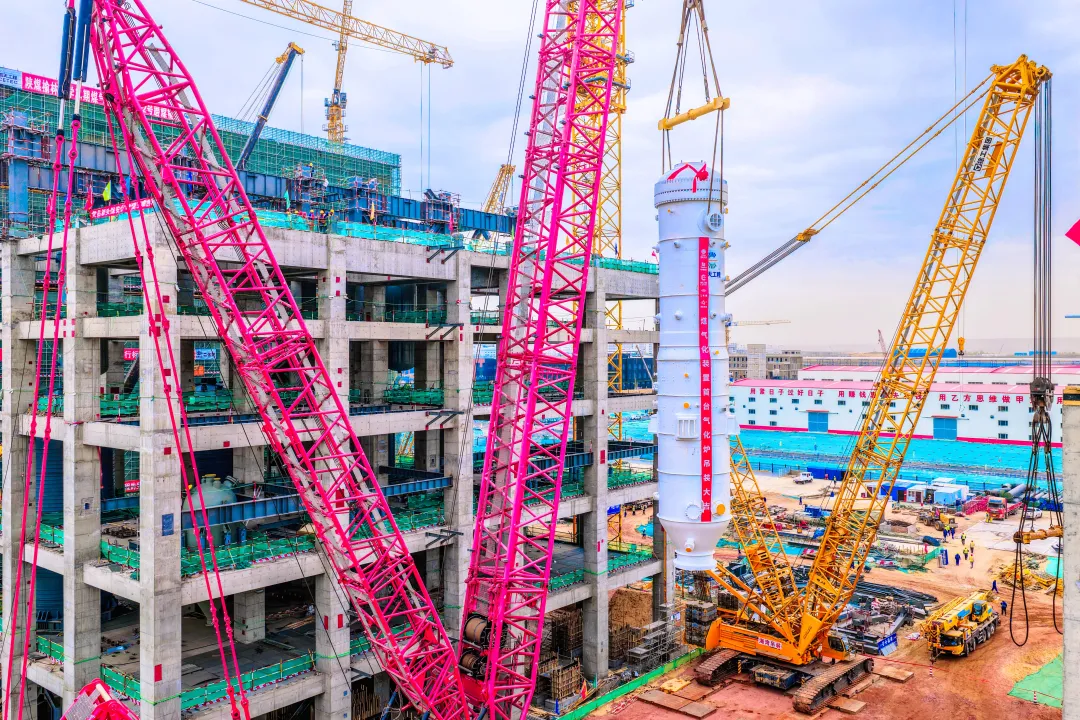 2026年4月14日,陕煤集团榆林化学1500万吨/年煤炭分质利用项目二期一阶段工程的核心设备——首台气化炉成功吊装