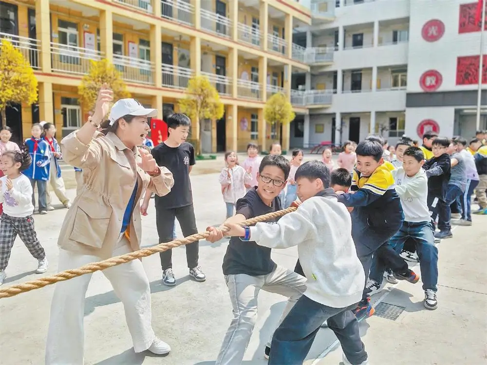 绥德县第四小学举办了一场别开生面的师生拔河比赛