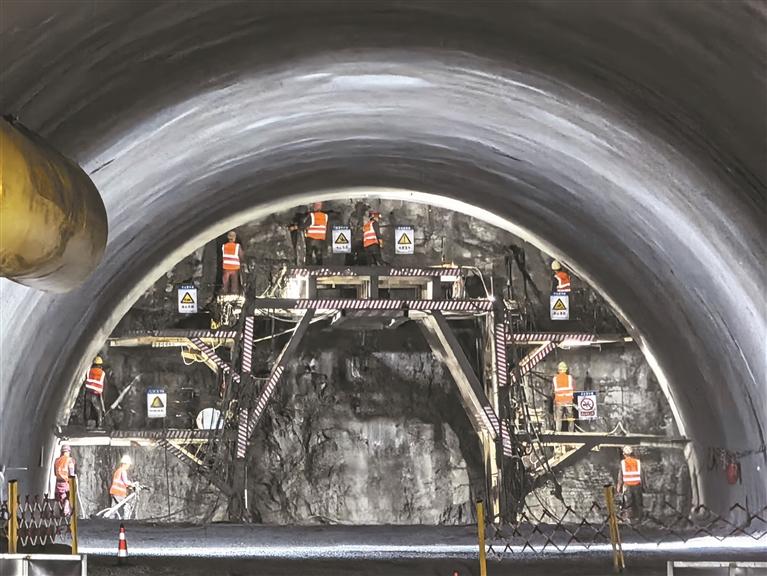 在“地质博物馆”里攻坚——走访延榆高铁建设一线