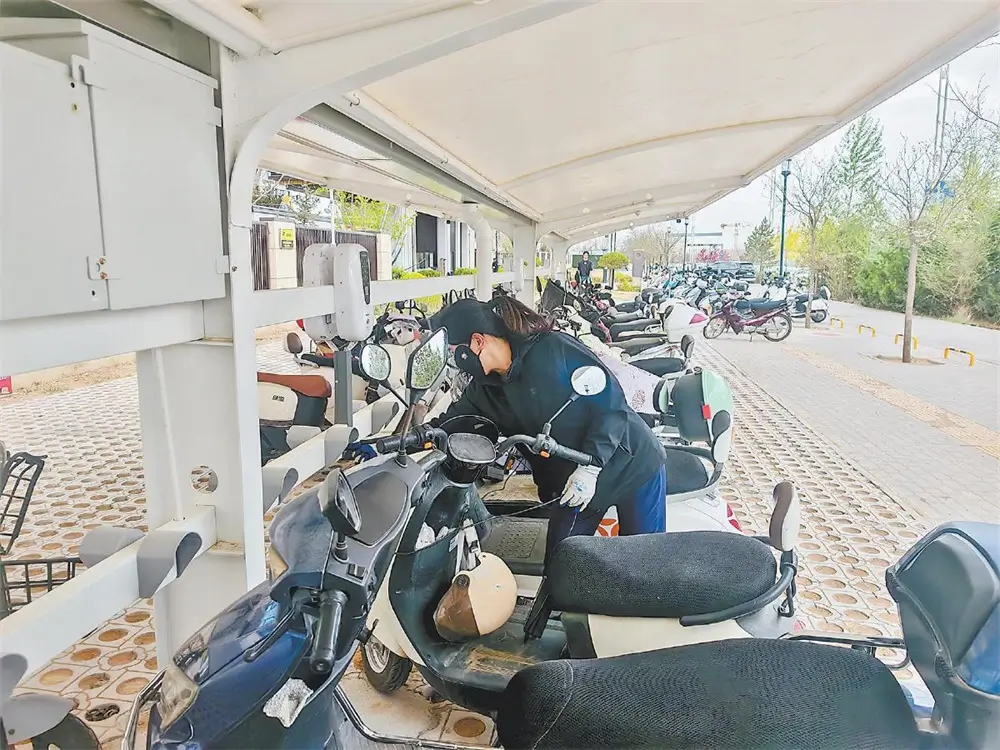 居民在小区充电车棚内为电动自行车充电。白凌燕摄