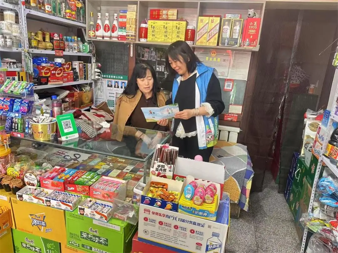 向过往居民、沿街商铺经营者细致讲解垃圾分类的重要意义