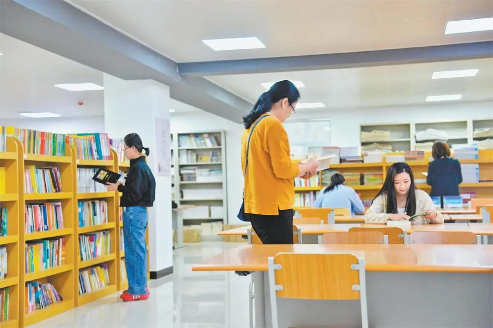市民在靖边县图书馆内阅读。白凌燕摄