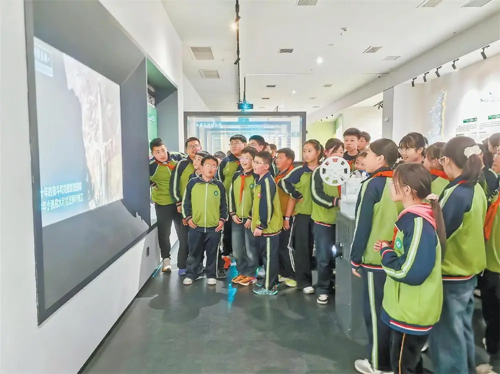 图为学生们在陕西黄河文化博物馆参观。许倩摄