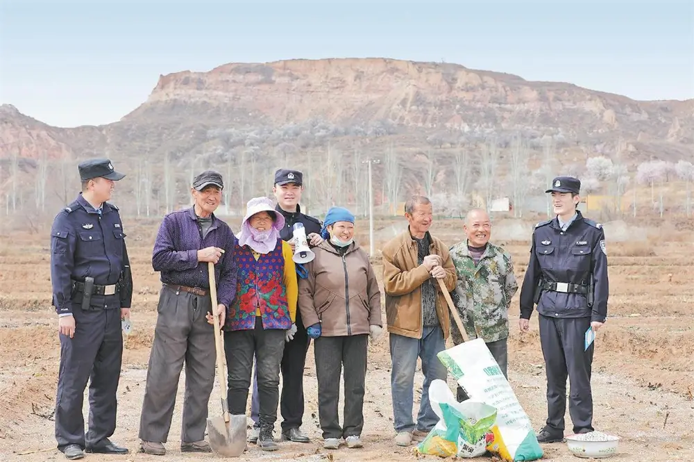 田间地头讲安全。<a href=http://www.zaiyulin.com/txy/weiyang/ target=_blank class=infotextkey>魏洋</a>摄