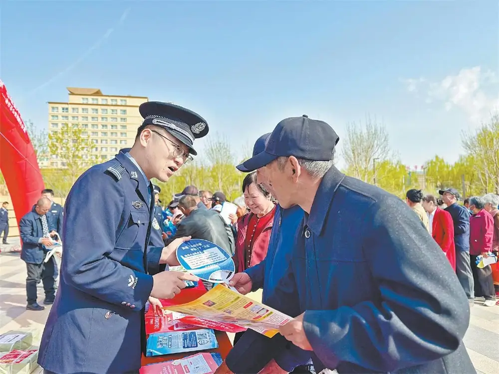 4月15日，民警在中心城区凌霄广场向市民群众宣传国家安全知识。周海月摄