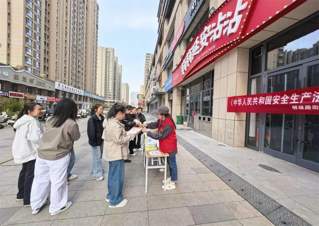 社区工作人员发放宣传资料