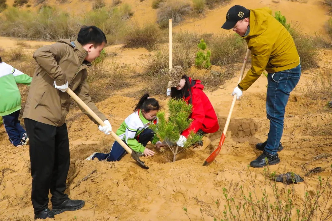 4月16日，榆林市榆阳区互联网协会组织会员赴巴拉素镇开展“网聚青春力量 共植绿色榆阳”义务植树活动。