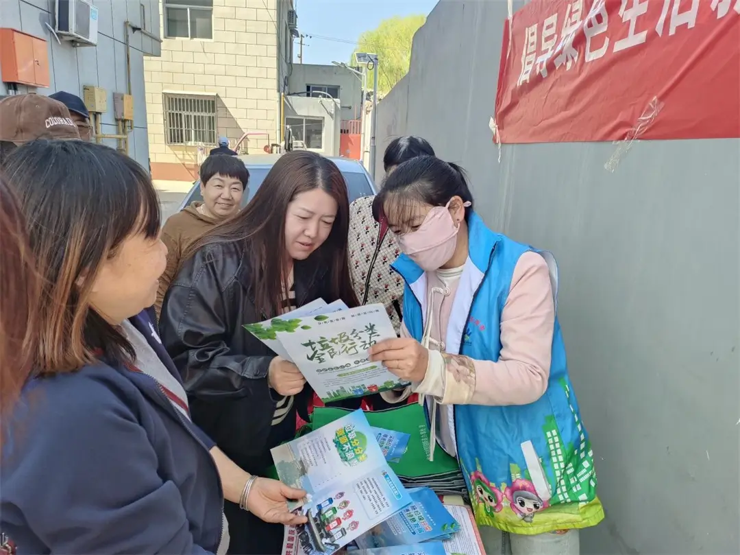 4月17日,鼓楼街道城隍庙滩社区在海龙佳苑小区开展“倡导绿色生活新时尚 垃圾分类体验官”主题宣传活动
