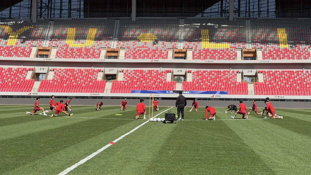 赣州瑞狮队抵达榆林