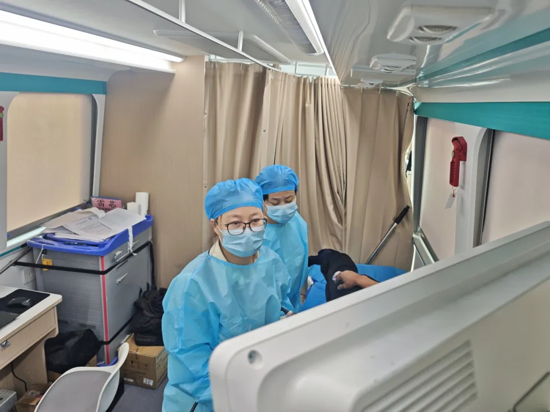 医疗专家为群众提供免费问诊、身体检查、健康咨询和消化道肿瘤筛查等服务