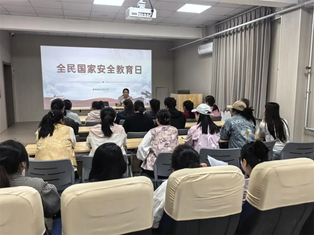 4月15日全民国家安全教育日，榆阳区崇文路街道葡萄园社区通过线上线下多种方式开展宣传。