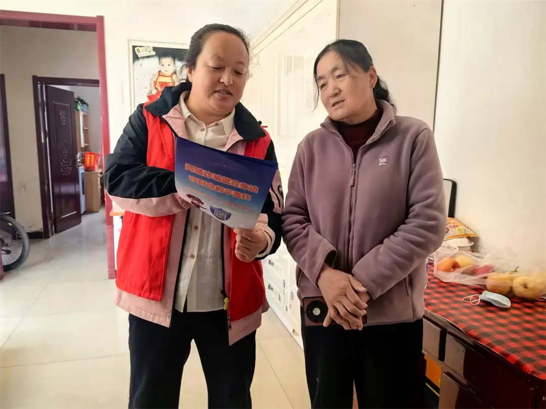 4月15日全民国家安全教育日，榆阳区崇文路街道葡萄园社区通过线上线下多种方式开展宣传。