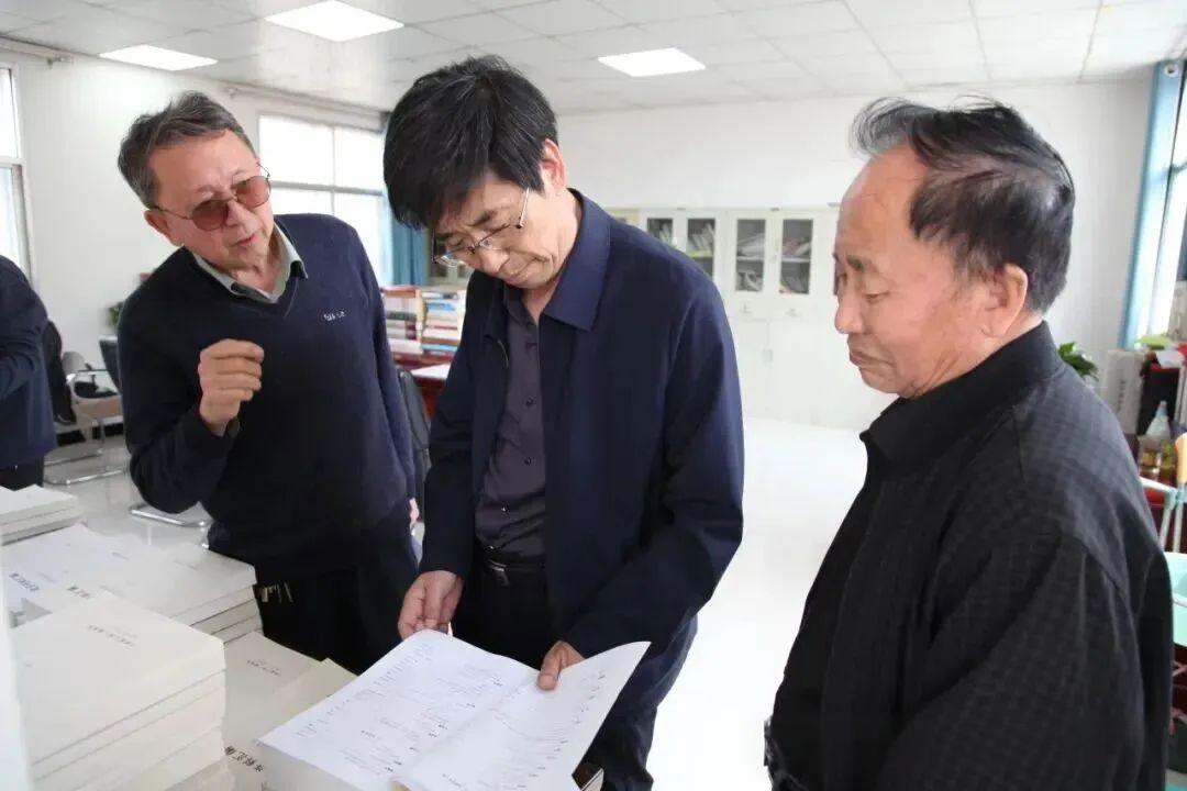 4月13日，榆林市老促会赴绥德、子洲、米脂三县，开展重点革命老区村（社区）建档立卡工作专项调研。