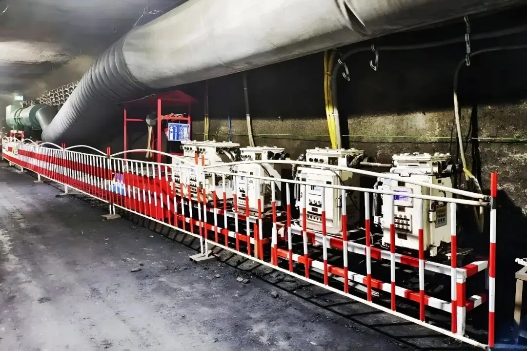 在神木柠条塔矿业有限公司掘进二工区，掘锚一体机、电气设备、风机日夜坚守岗位、履职尽责