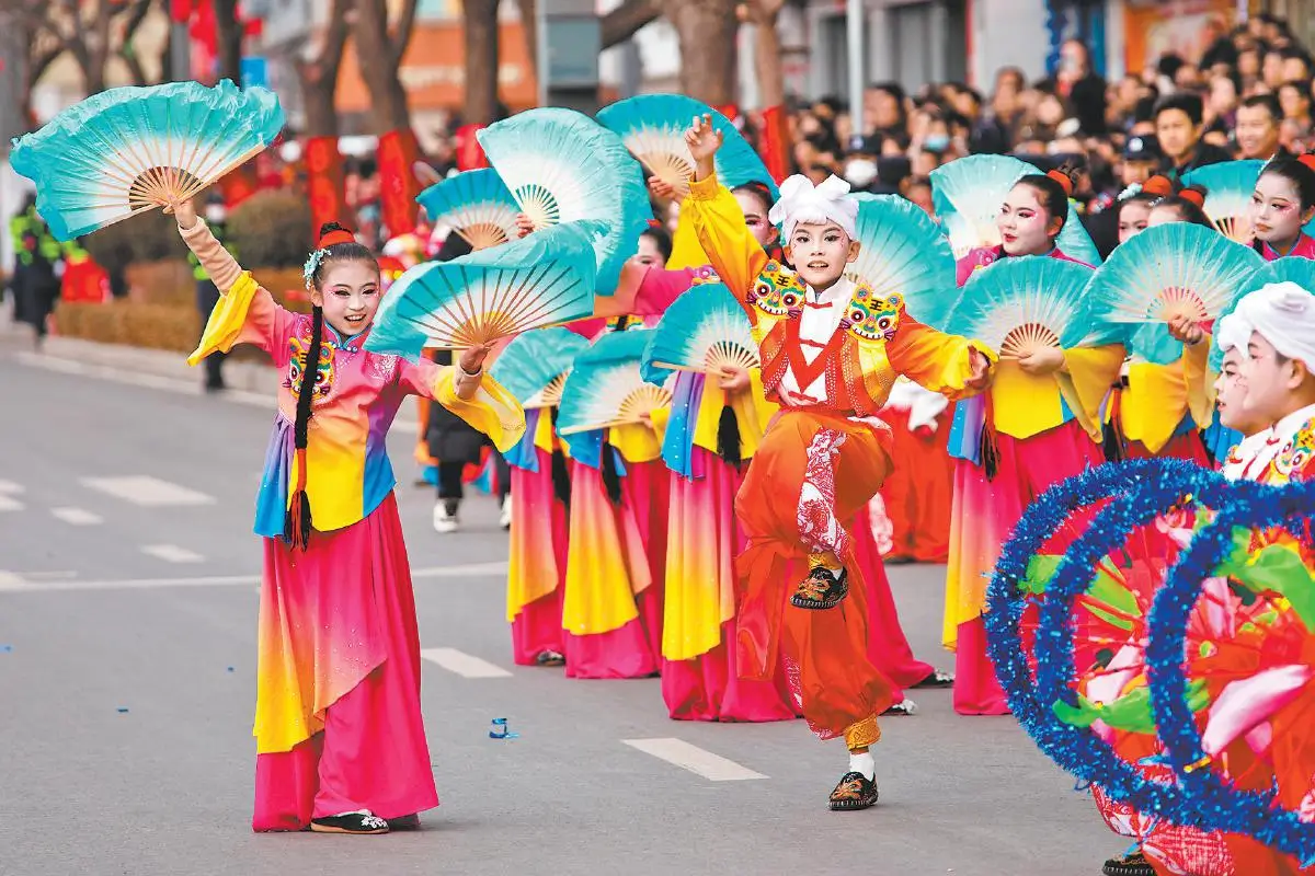 绥德县非遗少儿秧歌队在“陕北榆林过大年”全国秧歌展演现场。（资料照片）
