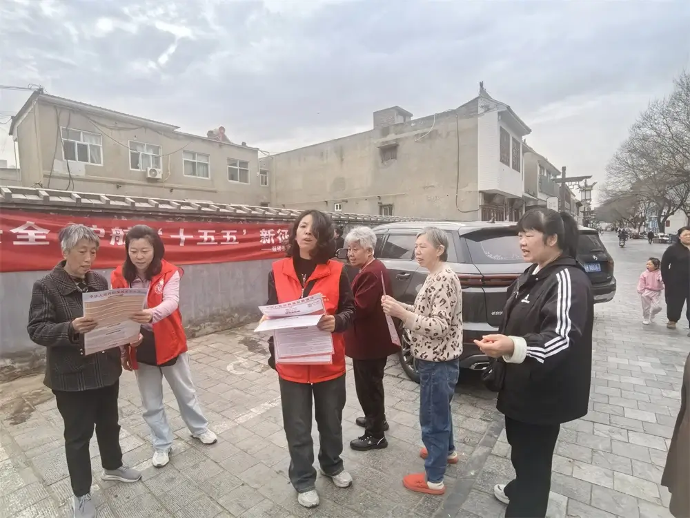 向过往居民细致讲解《国家安全法》《反间谍法》等法律法规