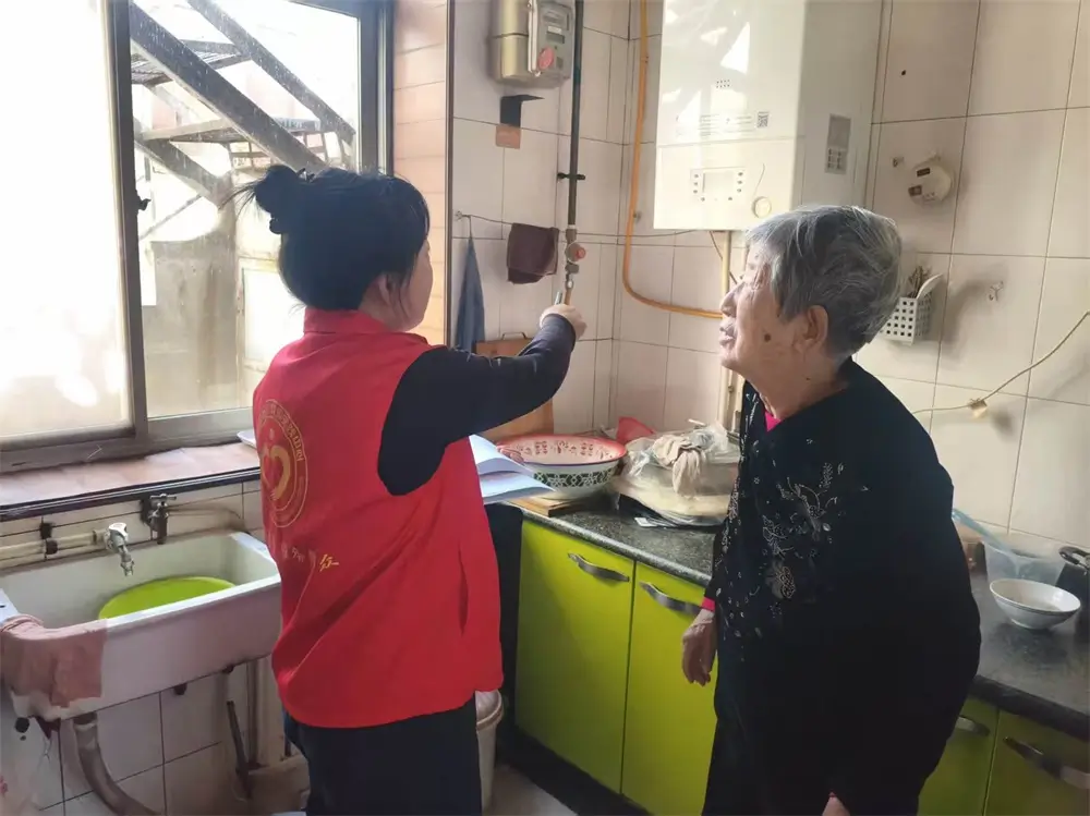 向独居老人开展一对一讲解