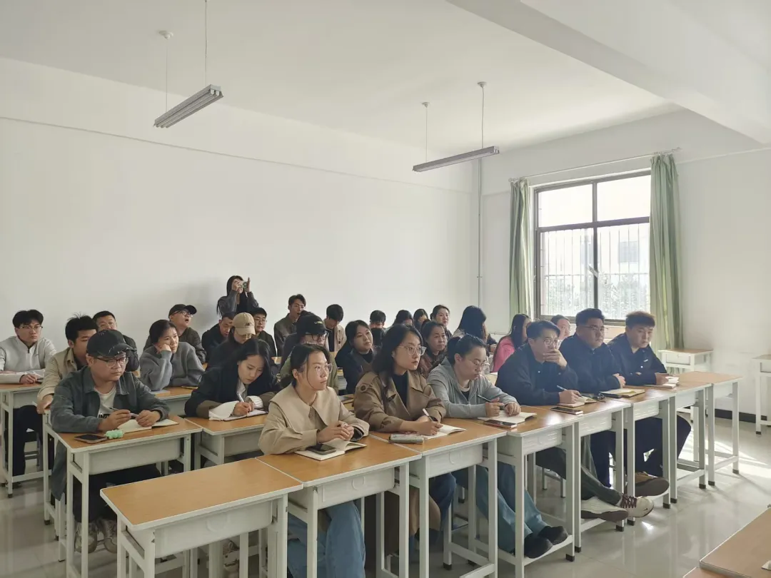 4月16日,榆林能源科技职业学院平安校园建设暨警校联动工作推进会在北校区教学楼顺利召开