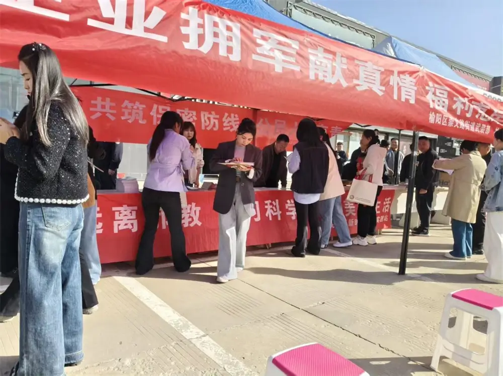 崇文路街道学院社区保密宣传进企业活动走进乙鑫建材市场