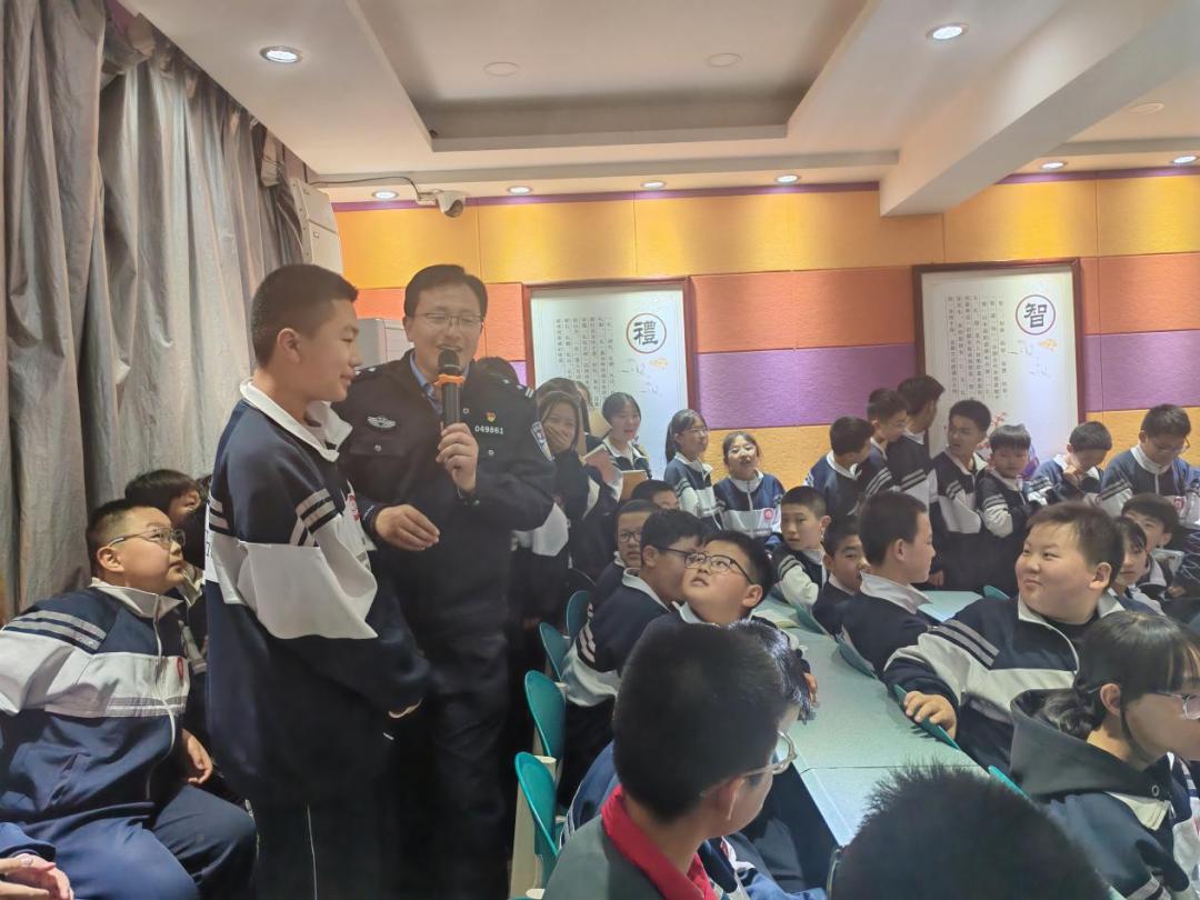 镇靖派出所“金盾护苗”工作站站长、靖边县第六中学法治副校长鲁中国