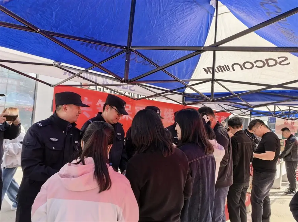 崇文路街道学院社区保密宣传进企业活动走进乙鑫建材市场