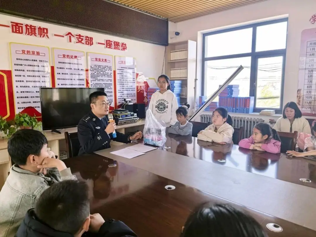 东郊派出所民警、校园法制副校长屈鹏飞