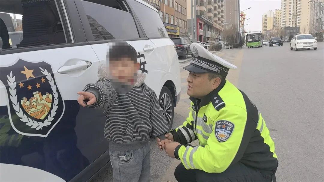 幼童迷路街头，交警化身“临时奶爸”