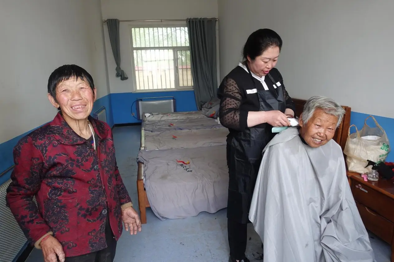 4月22日，志愿者余保霞走进神木市大保当镇东北湾村幸福院为近百位老人义务理发奉献爱心