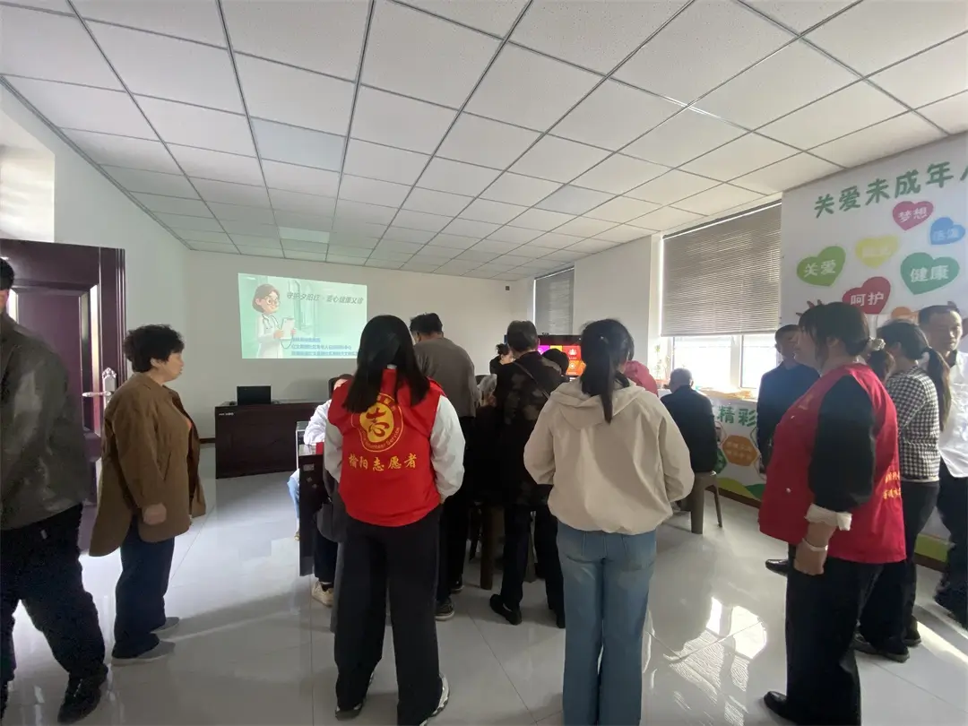 4月16日，榆阳区鼓楼街道红文昌楼社区开展“免费义诊暖人心 守护健康伴您行”活动