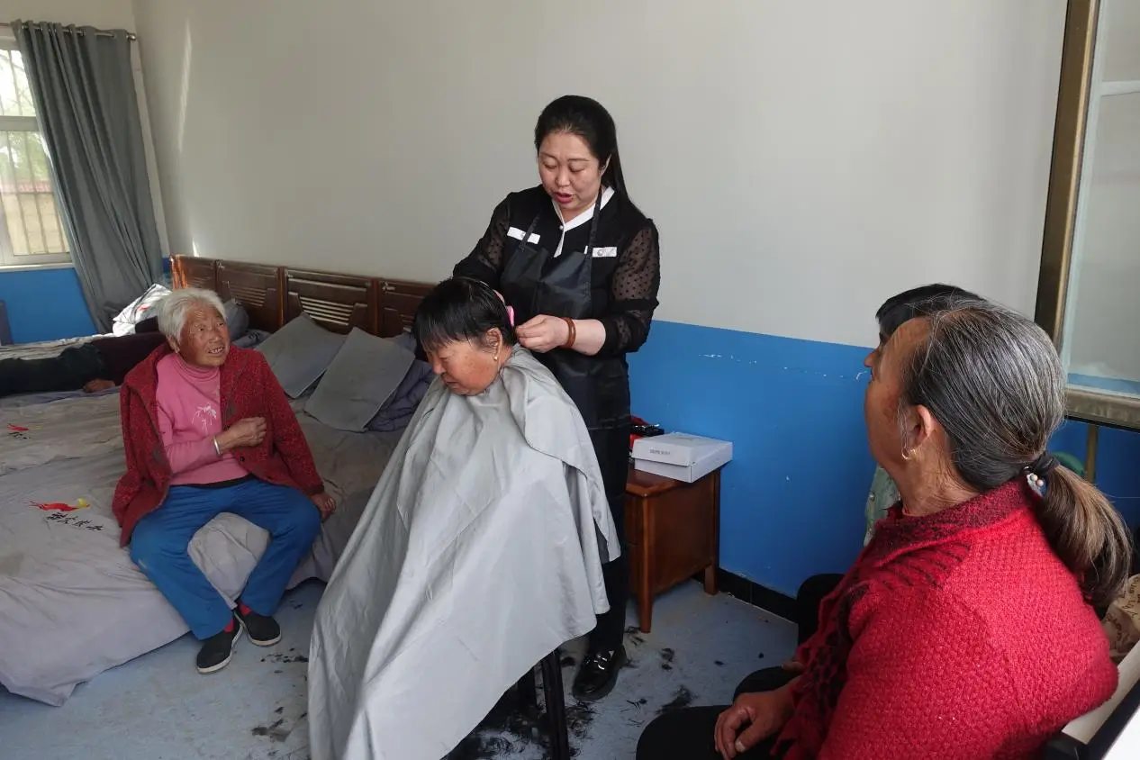 志愿者余保霞走进神木市大保当镇东北湾村幸福院义务理发奉献爱心