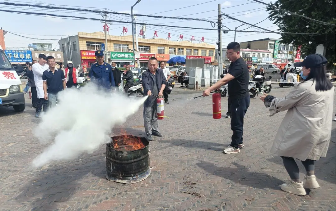 崇文路街道葡萄园社区联合多部门开展消防应急演练，筑牢商户安全防线