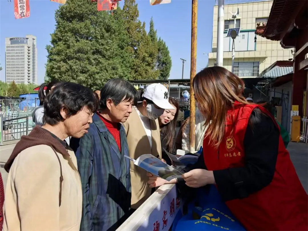 讲解文明出行、垃圾分类、文明养犬、邻里相处、公共秩序维护等规范要求