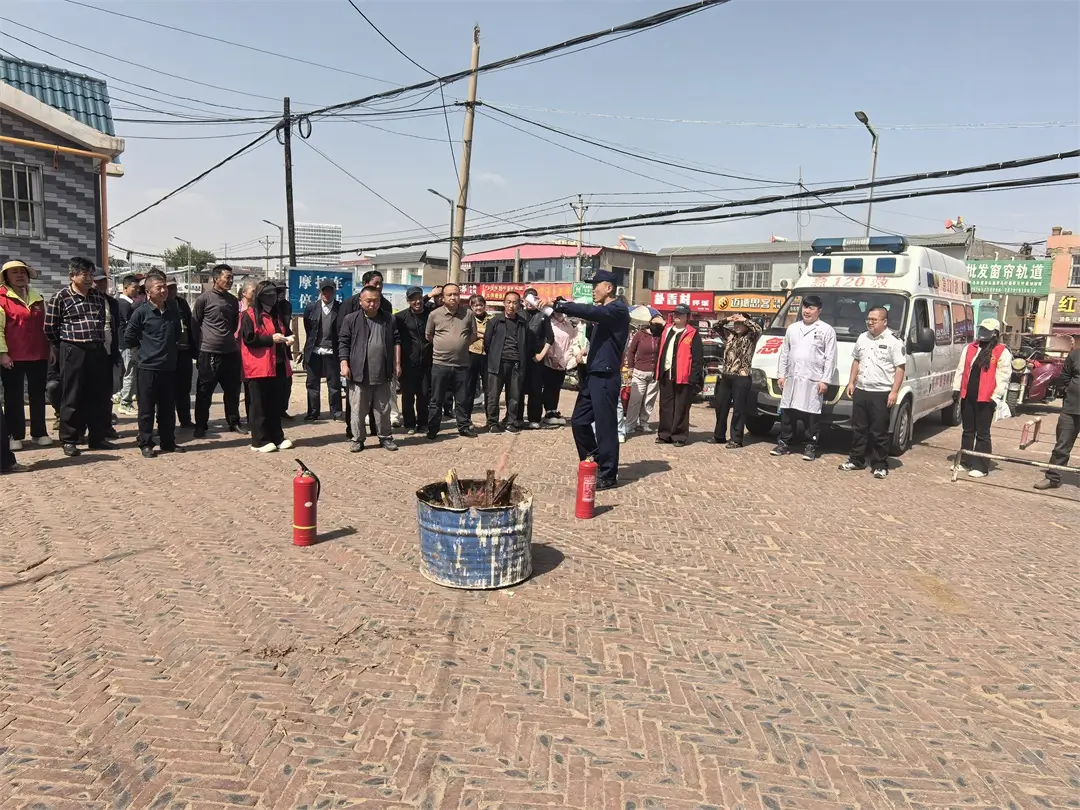 消防演练进市场 安全护航在身边