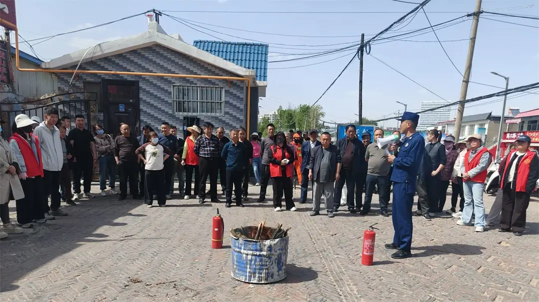 4月23日，榆阳区崇文路街道葡萄园社区联合消防所、医专附属医院、食品药品监督所开展消防应急演练