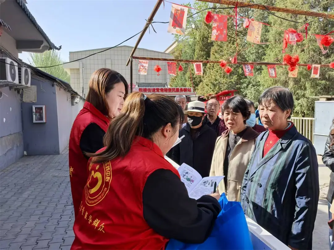 讲解文明出行、垃圾分类、文明养犬、邻里相处、公共秩序维护等规范要求