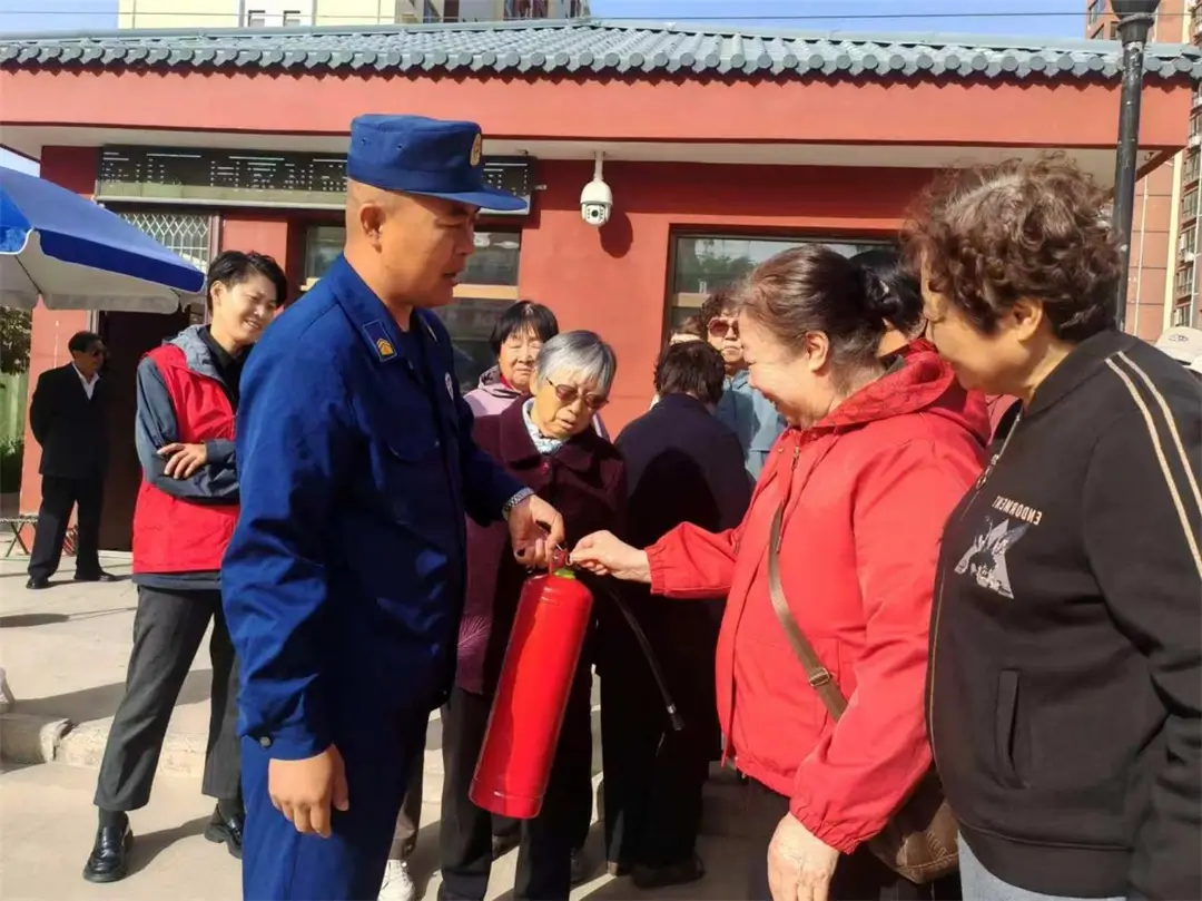 讲解了手提式灭火器“提、拔、握、压”的四字操作口诀