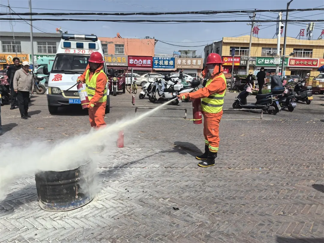 消防演练进市场 安全护航在身边