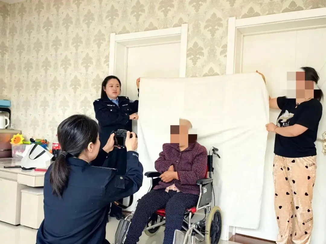 携带便携式办证设备上门，为李大妈提供身份证补办便民服务