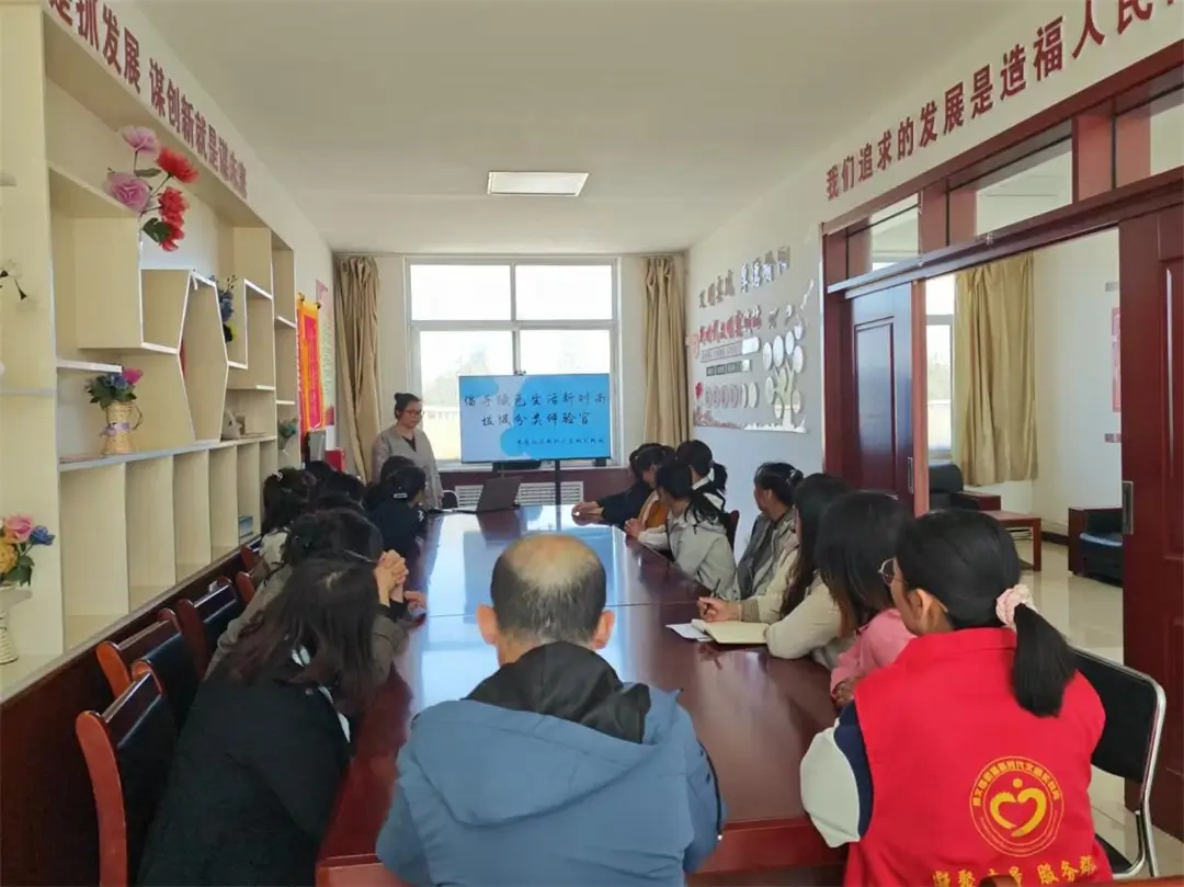 “倡导绿色生活新时尚，垃圾分类体验官”主题宣传活动现场