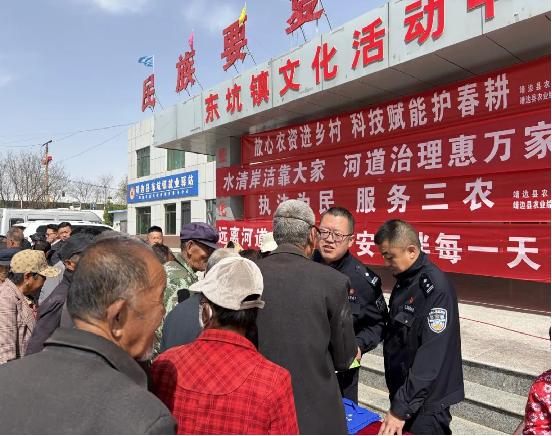 4月22日，靖边公安环境资源和食品药品侦查大队开展农资安全专项宣传活动现场