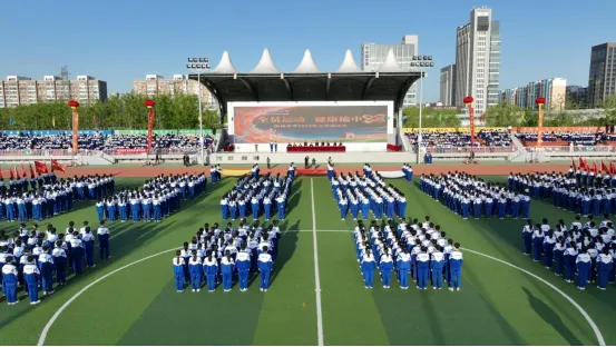 4月25日，榆林中学第二届全员运动会在校园田径场隆重举行。