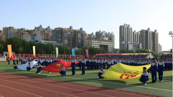 国旗、校旗、会旗方阵昂首向前