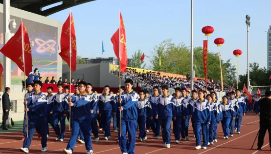 国旗、校旗、会旗方阵昂首向前