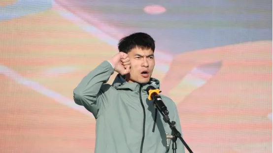 裁判员代表宋海瑞宣誓