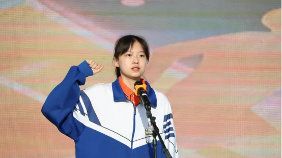 运动员代表曹月月宣誓