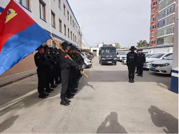 4月24日，靖边县公安局特巡警大队组织全体特战队员开展全副武装野外实战拉练