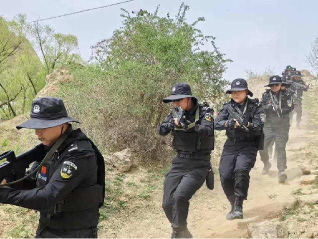 崎岖山路、郊野复杂路段作为训练场地