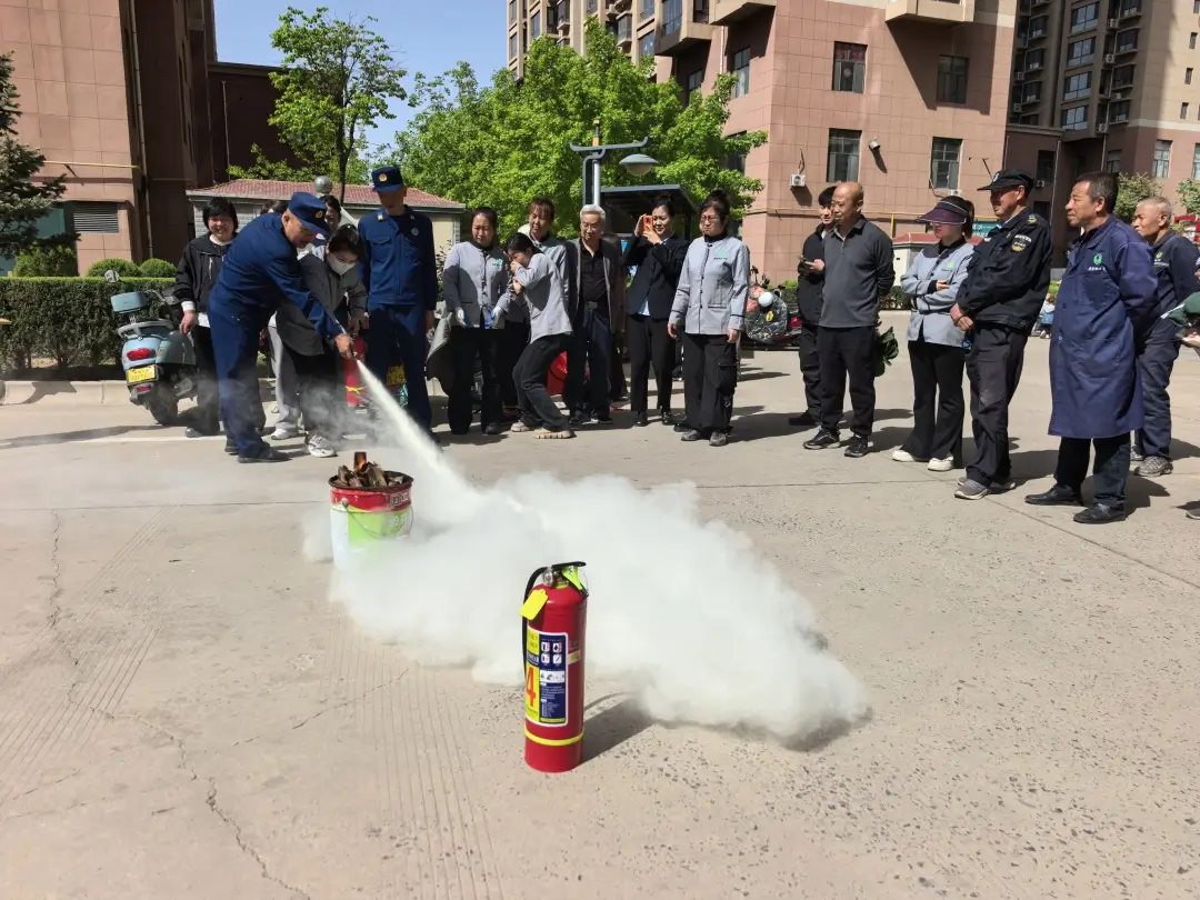 崇文路街道芹涧路社区开展“小区安全无小事 法治消防伴我行”主题宣传活动